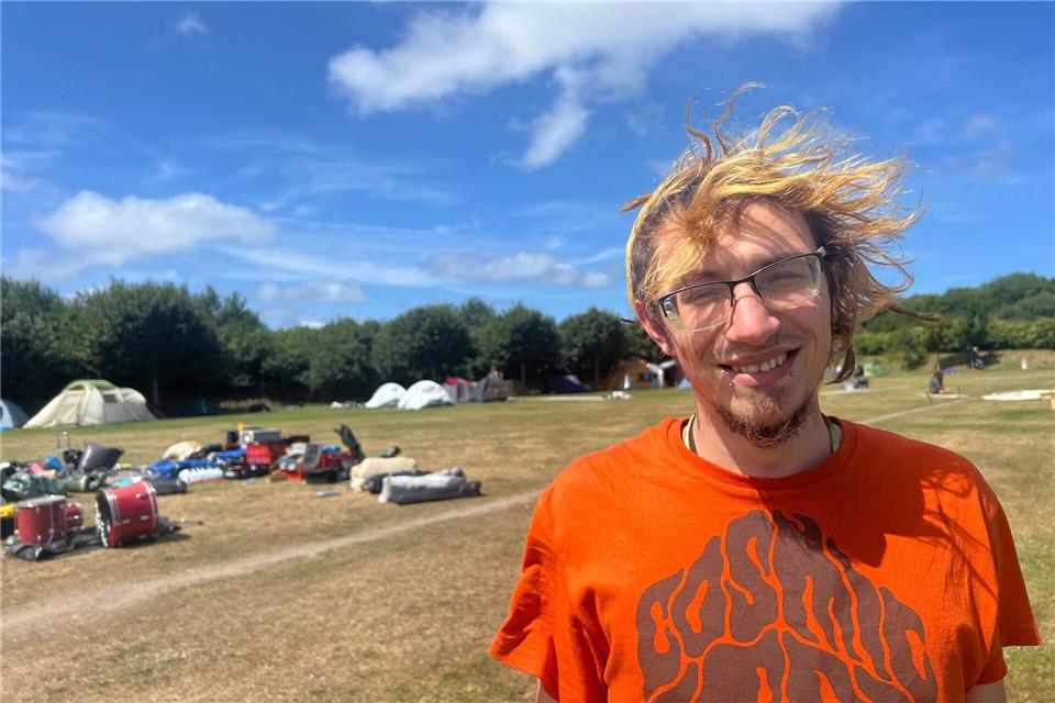 Nach einem juristischen Tauziehen ist am Montag das Punk-Protestcamp auf der Nordseeinsel gestartet - Netto aus der Nähe von Mannheim gehört zum Orga-Team.Lea Albert/dpa