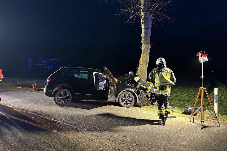 Nach einem misslungenem Überholmanöver prallt ein Mann mit seinem Wagen gegen einen Baum. Feuerwehr Ennigerloh/dpa