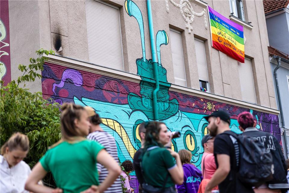 Nach einem mutmaßlich rechten Brandanschlag auf ein alternatives Wohnprojekt in Cottbus gab es am Donnerstagabend eine Solidaritäts-Kundgebung. Frank Hammerschmidt/dpa