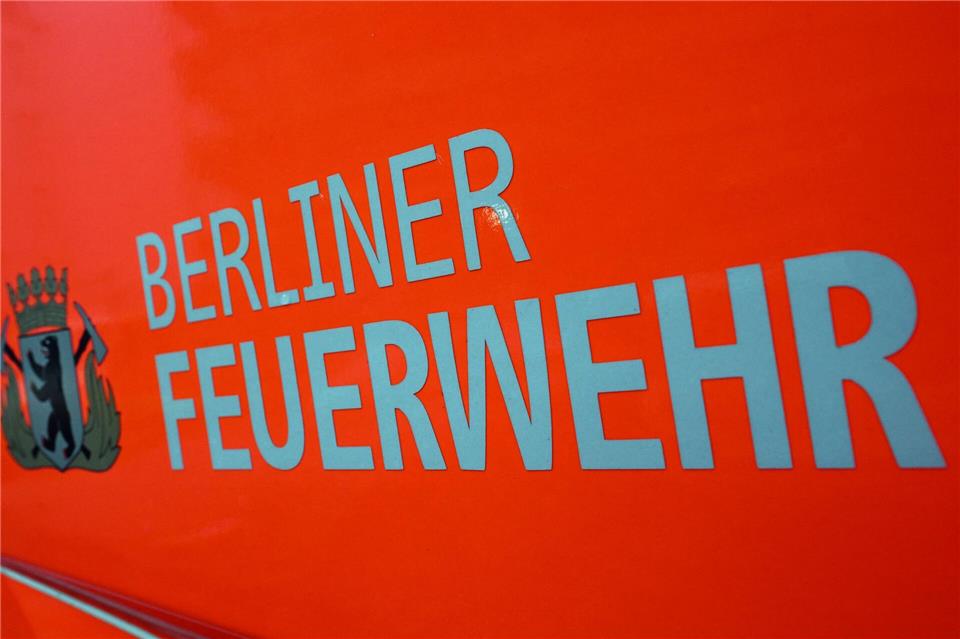 Nach einem nächtlichen Wohnungsbrand in Berlin-Neukölln ist eine Wohnung in einem Mehrfamilienhaus unbewohnbar. (Symbolbild)Soeren Stache/dpa