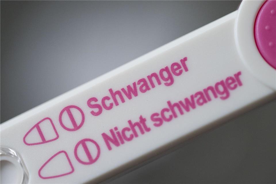 Nach einem positiven Schwangerschaftstest benötigen viele Frauen Beratung. (Symbolbild) Marijan Murat/dpa