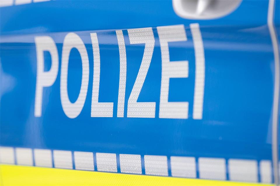 Nach einem schweren Raubüberfall auf einen 44-Jährigen in Amberg sitzen vier Tatverdächtige in Untersuchungshaft. (Symbolbild)Boris Roessler/dpa