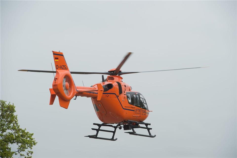 Nach einem schweren Verkehrsunfall an der Mecklenburgischen Seenplatte ist auch ein Rettungshubschrauber im Einsatz. (Illustration)Stefan Sauer/dpa-Zentralbild/dpa