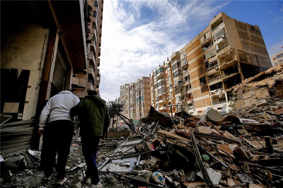 Nach einem schweren israelischen Luftangriff auf einen südlichen Vorort von Beirut liegen überall Trümmer. (Archivfoto)Marwan Naamani/dpa