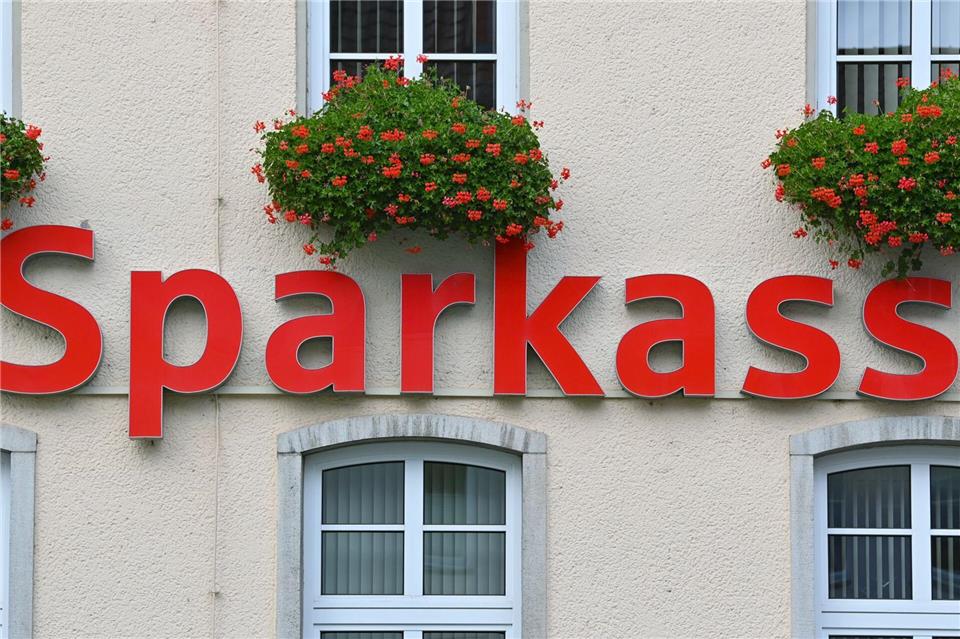 Nach einem spektakulären Einbruch in eine Strausberger Sparkasse suchen die Ermittler nach weiteren Tätern. (Archivbild)Patrick Pleul/dpa-Zentralbild/ZB