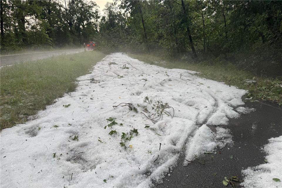Nach einem starken Gewitter liegt Hagel auf einem Radweg in Erlangen.Lars Haubner/NEWS5/dpa