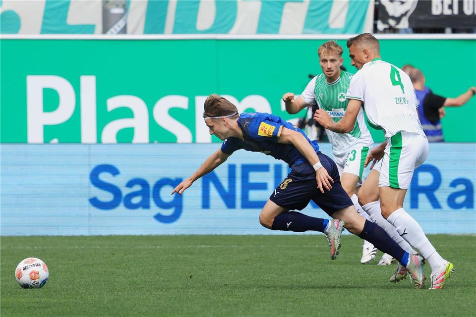 Kiel feiert in Fürth den ersten Saisonsieg Nach einem starken Konter erzielte Jonas Therkelsen (links) die Führung für Kiel.Karl-Josef Hildenbrand/dpa