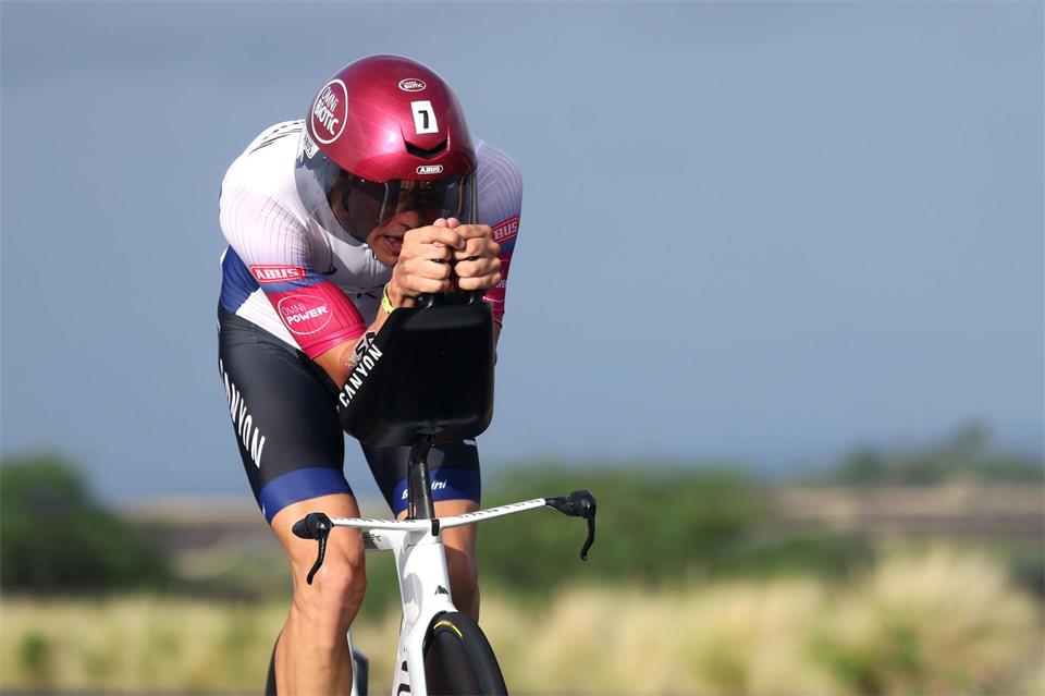 Nach einem starken Schwimmen führte Schomburg längere Zeit auch auf dem Rad das Feld an. Sean M. Haffey/Getty Images for IRONMAN/dpa