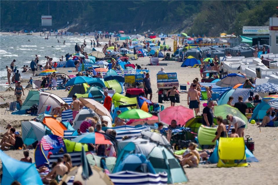 Nach einem teils nassen Juli freuen sich unter anderem die Strandkorbverleiher über das bessere Wetter.Stefan Sauer/dpa