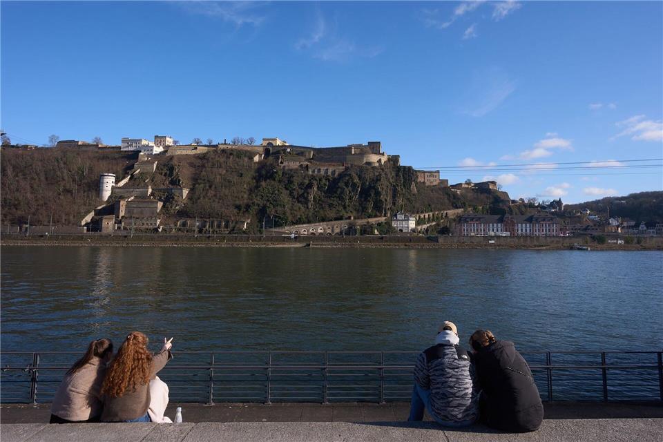 Nach einem teils sonnigen Samstag wie hier am Rheinufer soll es in den kommenden Tagen vielerorts grau werden in Rheinland-Pfalz und im Saarland.Thomas Frey/dpa
