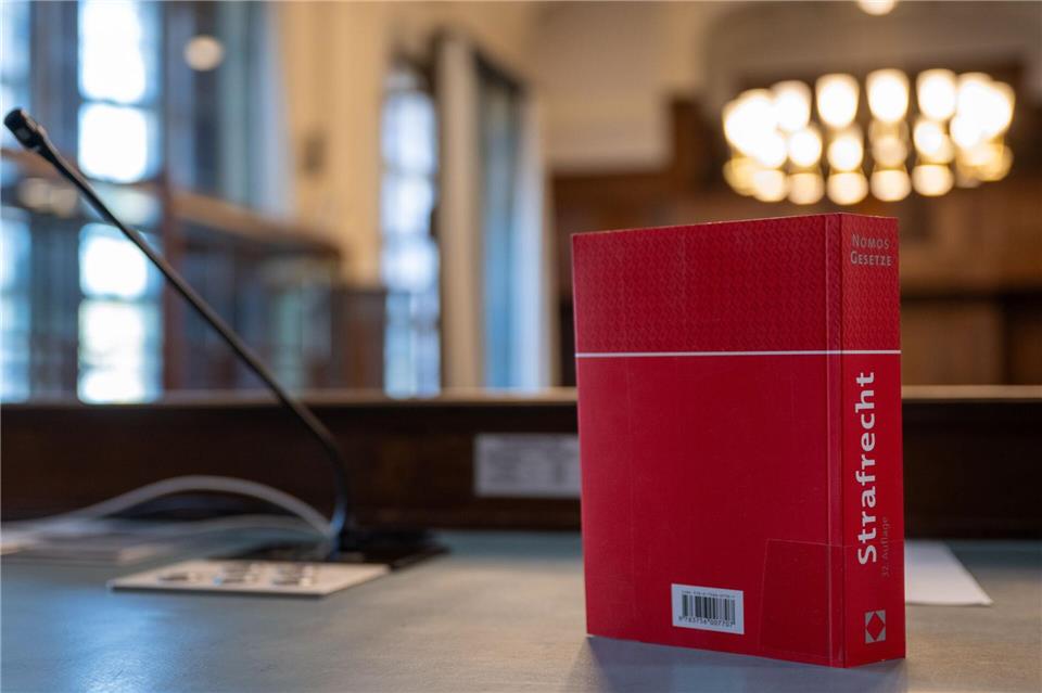 Nach einem tödlichen Messerangriff auf einen 46-Jährigen in einer Parkanlage kommt der mutmaßliche Täter vor Gericht. (Symbolbild)Monika Skolimowska/dpa