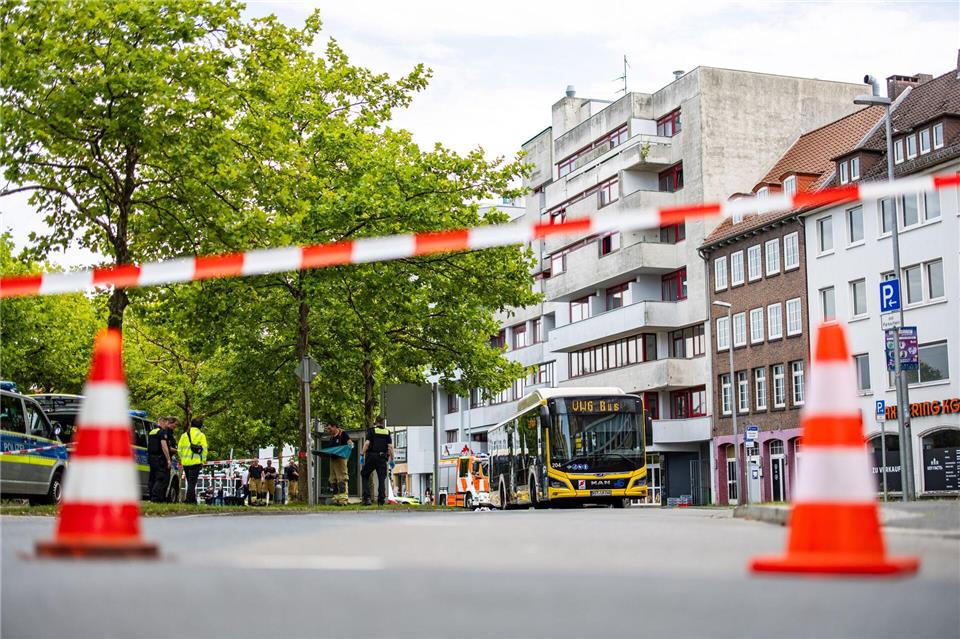 Nach einem tödlichen Unfall mit einem Bus in Oldenburg ist der Bereich um die Unfallstelle abgesperrt worden. Markus Hibbeler/dpa