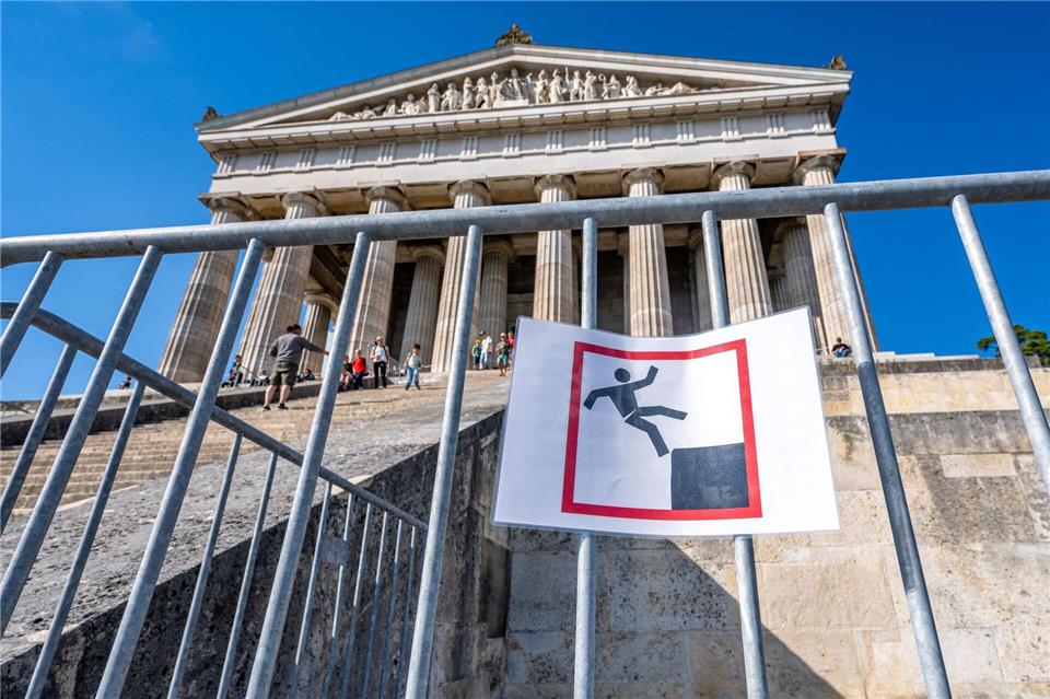 Nach einem tödlichen Unfall sind an der Walhalla vorübergehend zusätzliche Absperrungen angebracht worden.Armin Weigel/dpa