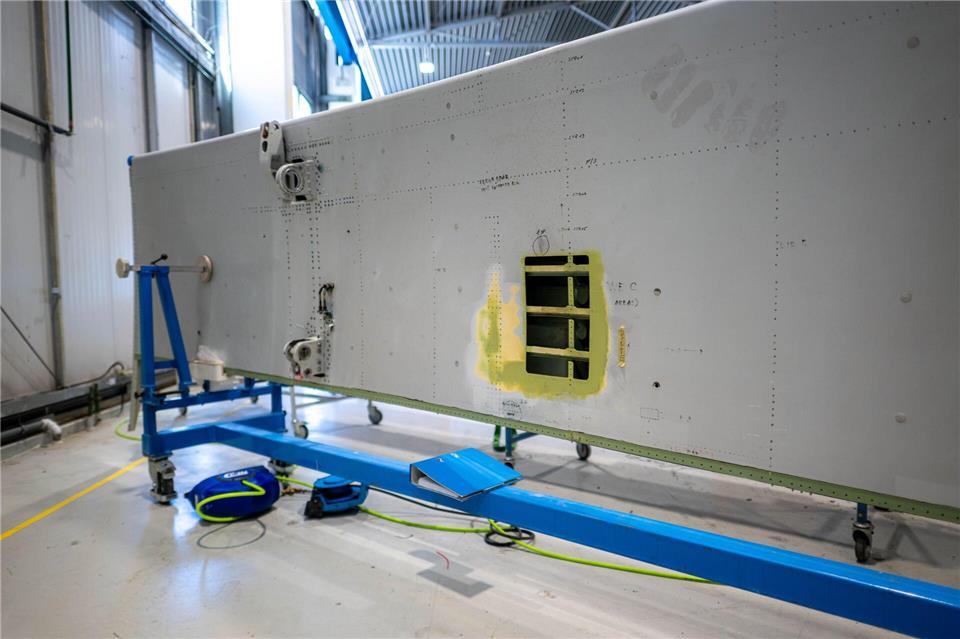 Nach einem zerplatzten Reifen ist eine Landeklappe schwer beschädigt.Sina Schuldt/dpa