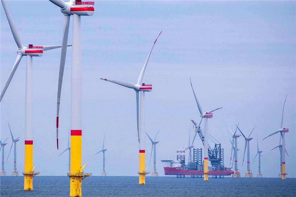 Nach einer Analyse schafft die Offshore-Windbranche rechnerisch rund 31.500 Vollzeitstellen in Deutschland. (Archivbild) Jens Büttner/dpa-Zentralbild/dpa