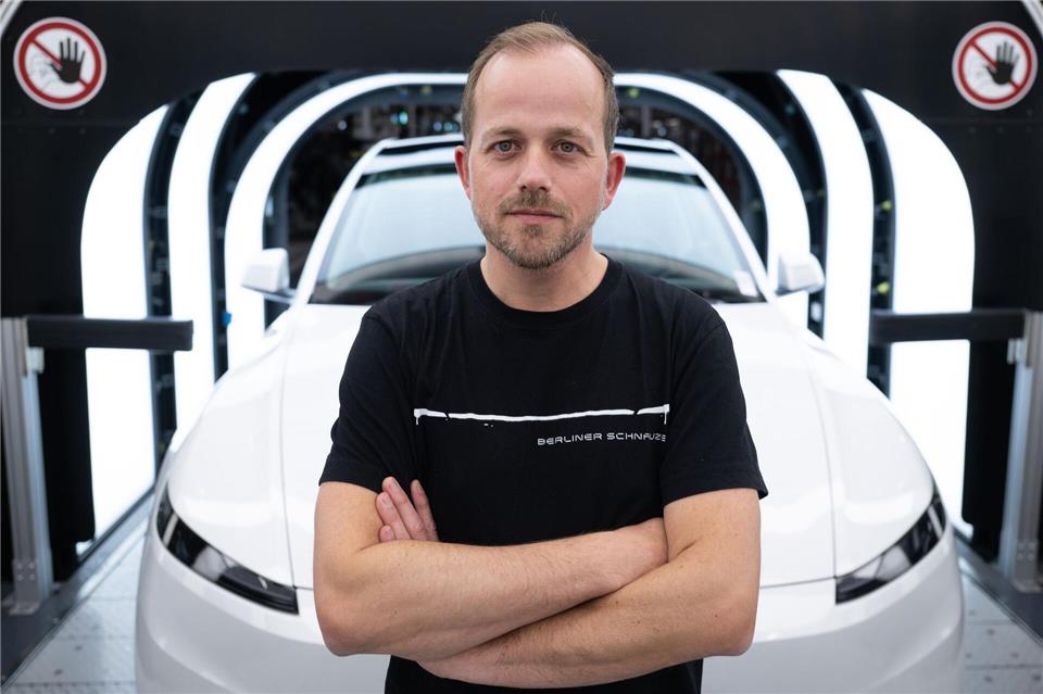 Nach einer Betriebsratssitzung bei Autobauer Tesla in Grünheide liegen zwei Strafanzeigen vor: gegen Werksleiter André Thierig und einen Vertreter der IG Metall (Archivbild).Sebastian Gollnow/dpa