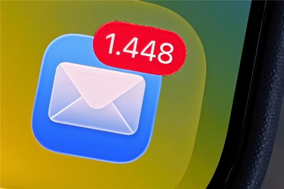 Nach einer Bitkom-Studie landen im Durchschnitt täglich 53 Mails in geschäftlichen Mail-Postfächern.Christoph Dernbach/dpa