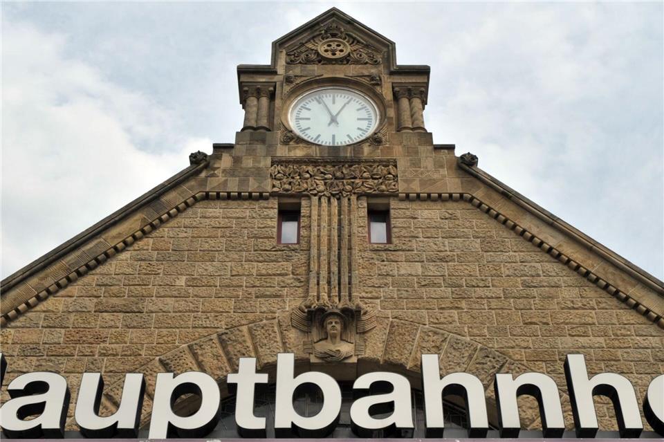 Nach einer Bombendrohung blieb der Bahnhof in Eisenach für rund eine Stunde gesperrt. (Archivbild)Martin Schutt/dpa