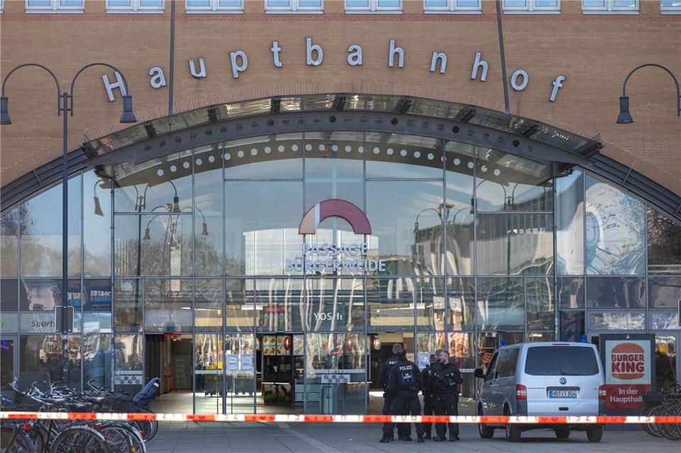 Nach einer Bombendrohung war der Bremer Hauptbahnhof vorübergehend gesperrt. Sina Schuldt/dpa