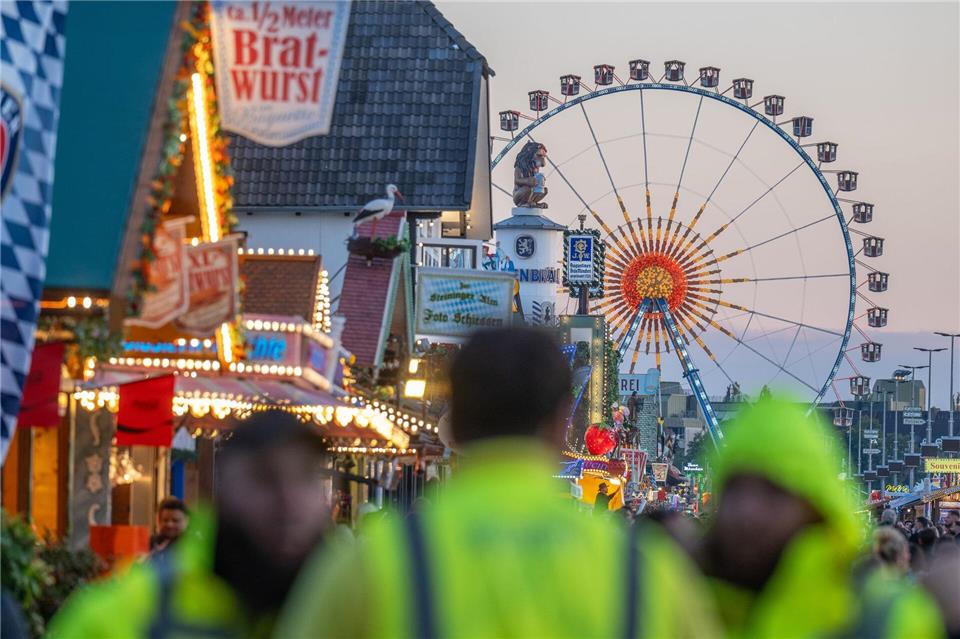 Nach einer Bombendrohung wurde am Mittwoch das Oktoberfest gesperrt. Am Abend startete dann der Festbetrieb.Armin Weigel/dpa