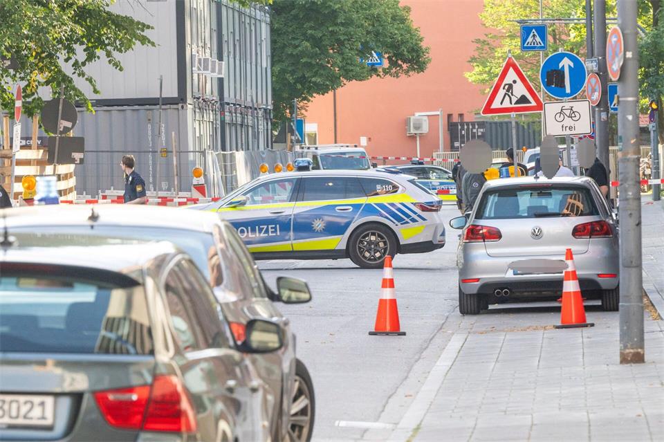 Nach einer Brandattacke auf eine Baustelle sind zwei Verdächtige gefasst worden.  Peter Kneffel/dpa
