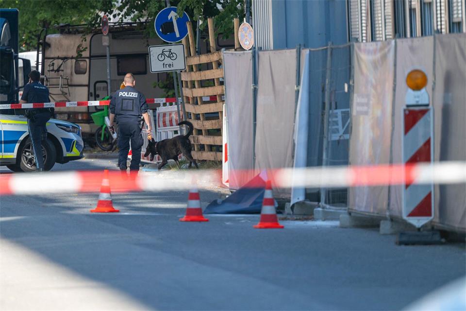Nach einer Brandattacke auf eine Baustelle sind zwei Verdächtige gefasst worden.Peter Kneffel/dpa