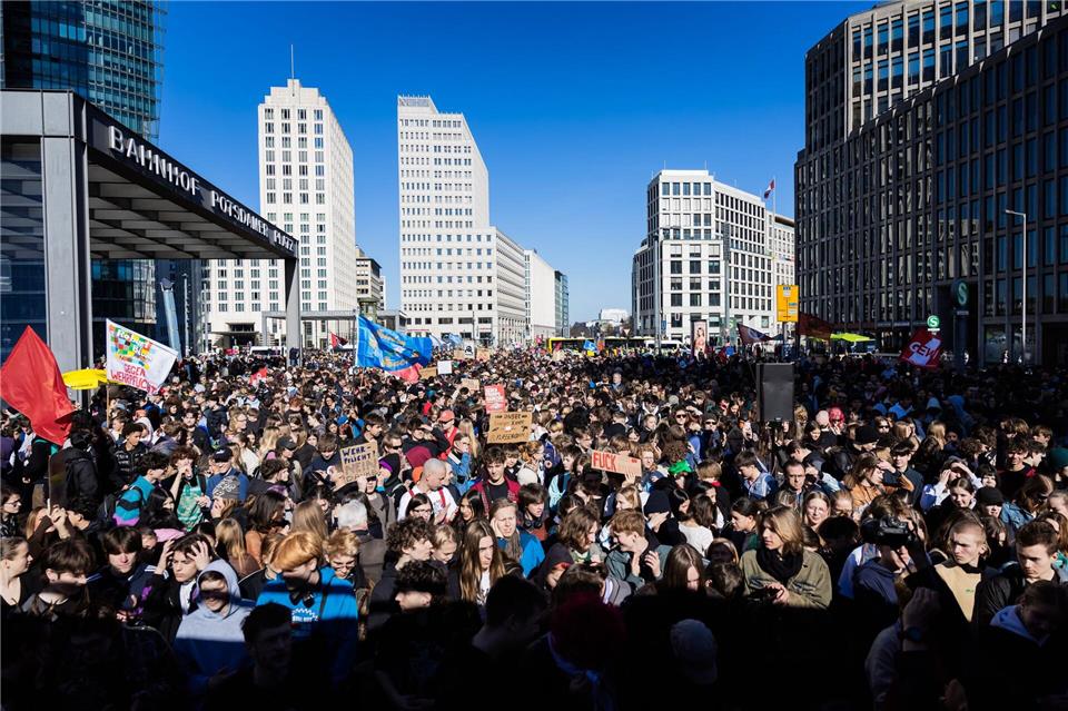 Nach einer Demonstration von Schülern gegen die Wehrpflicht ermittelt die Polizei wegen eines Plakats gegen Kanzler Merz und möglicher Verleumdung.Christoph Soeder/dpa