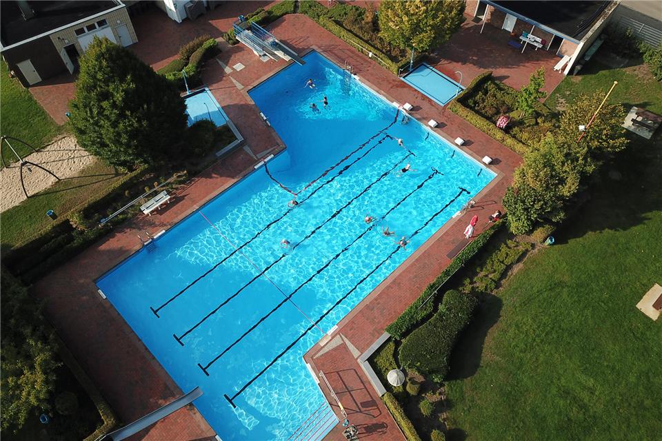 Nach einer Diskussion im Fachausschuss und einem Antrag der Grünen soll das Freibad Ramsdorf nun doch auch in einen Antrag für eine Sanierung aufgenommen werden.