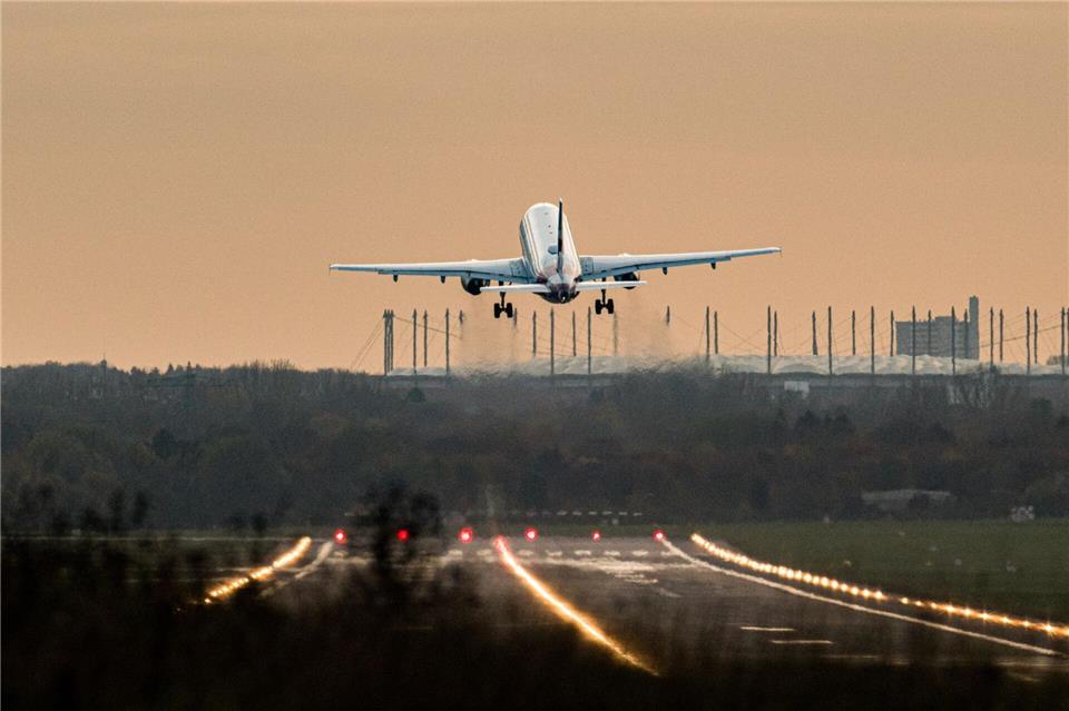 Nach einer Drohnensichtung stoppt der Hamburger Flughafen kurzzeitig alle Flüge. (Archivbild)Daniel Reinhardt/dpa