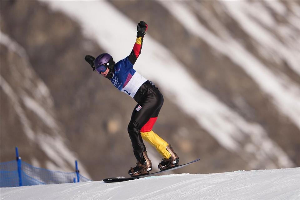 Nach einer Enttäuschung bei Olympia feiert Snowboardcrosser Leon Ulbricht einen Sieg im Weltcup. (Archivbild)Lindsey Wasson/AP/dpa