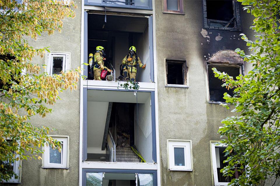 Nach einer Explosion brennt eine Etage eines Mehrfamilienhauses. Moritz Frankenberg/dpa