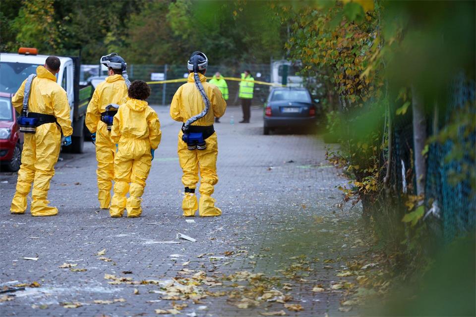 Nach einer Explosion in Bochum mussten Einsatzkräfte Schutzausrüstung tragen.Christoph Reichwein/dpa