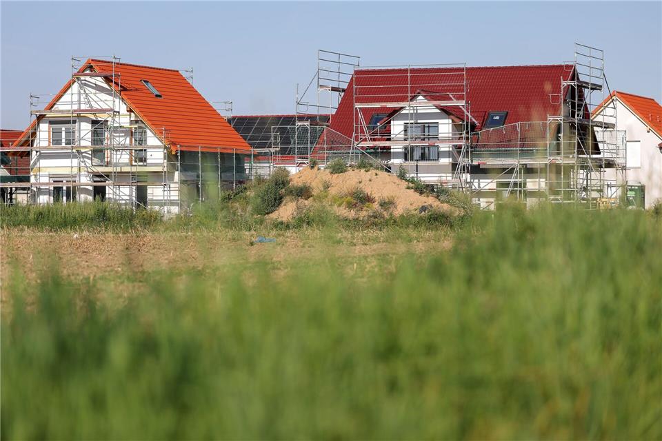 Nach einer Flaute ist die Zahl der Bauanträge für Ein- und Mehrfamilienhäuser in den ersten vier Monaten dieses Jahres wieder gestiegen. (Archiv-Symbolfoto)Jan Woitas/dpa