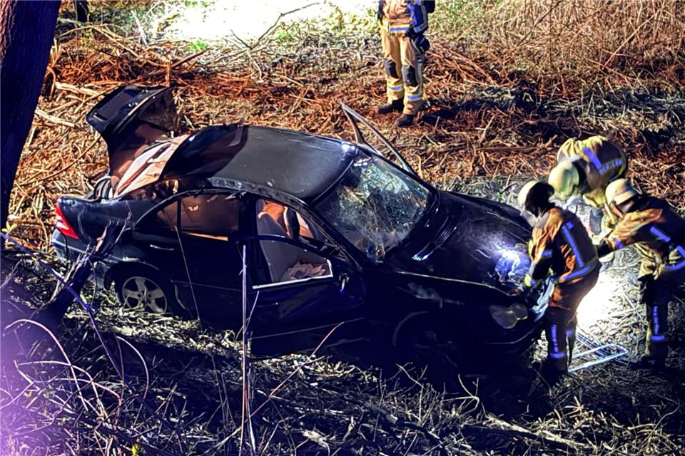 Nach einer Flucht vor der Polizei auf der A2 verunglückt ein Fahrer ohne Führerschein.Michael Weber/WTV-News/dpa