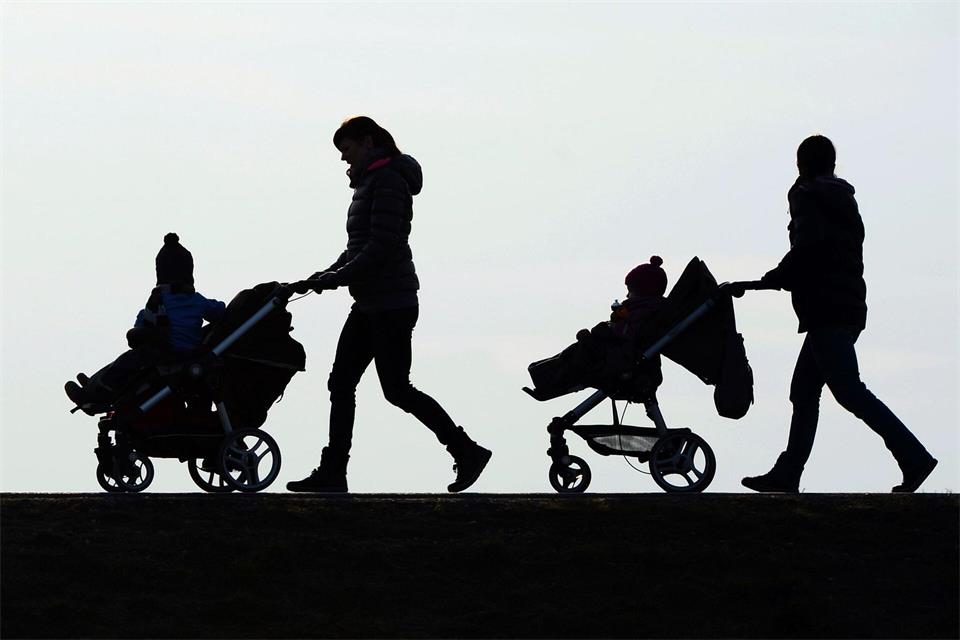 Nach einer Forsa-Umfrage für Save the Children haben viele Eltern finanzielle Sorgen. (Symbolbild)Felix Kästle/dpa