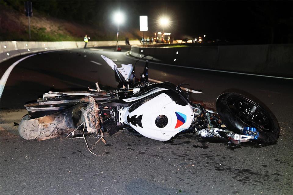 Nach einer Frontalkollision auf der B47 bei Amorbach liegt ein beschädigtes Motorrad auf der Straße.Ralf Hettler/dpa