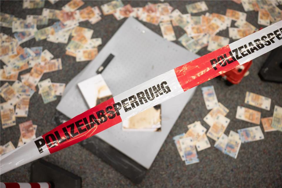 Nach einer Geldautomatensprengung fahndet die Polizei nach den unbekannten Tätern (Symbolbild).Sebastian Gollnow/dpa