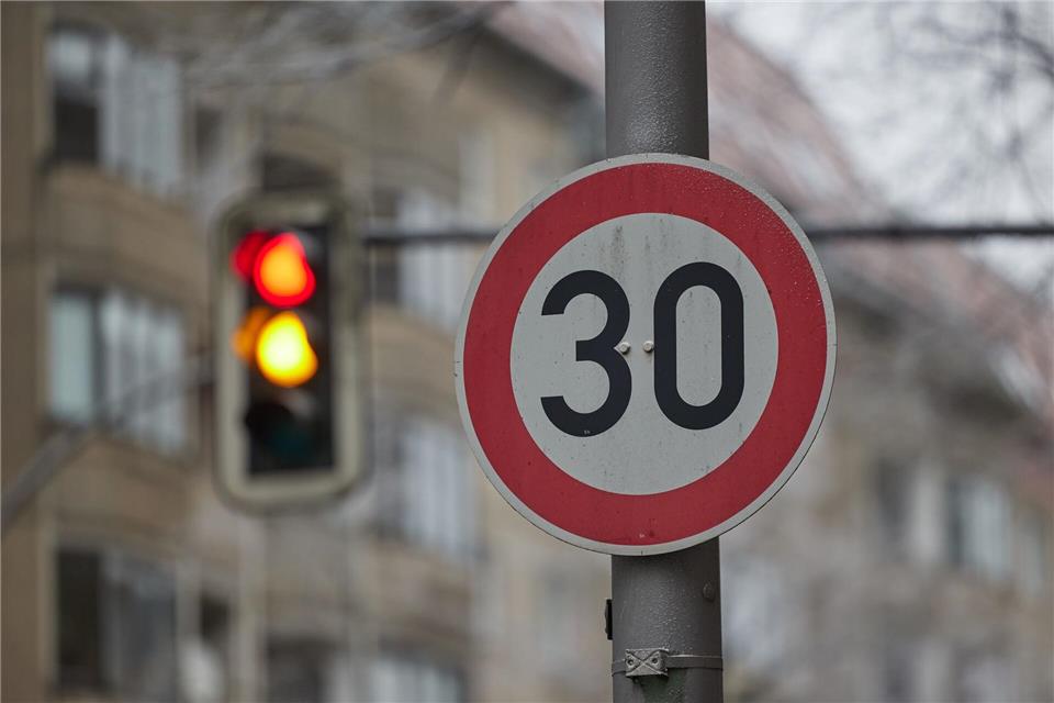 Nach einer Gerichtsentscheidung muss in der Albrechtstraße in Steglitz-Zehlendorf wieder Tempo 30 gelten. (Symbolbild) Jörg Carstensen/dpa