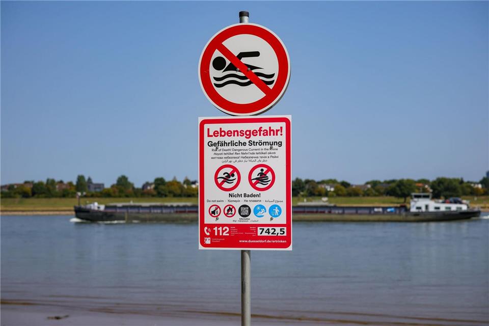 Nach einer Häufung tödlicher Badeunfälle im Rhein haben seit August 2025 immer mehr Städte Badeverbote für den Fluss erlassen. (Archivfoto) Christoph Reichwein/dpa