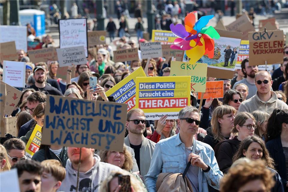 Nach einer Honorarkürzung um 4,5 Prozent zum 1. April plant die Bundesregierung weitere Kürzungen bei der Psychotherapie. (Archivbild) Christian Charisius/dpa
