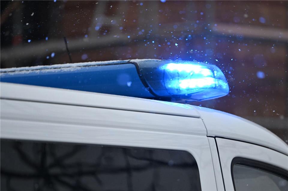 Nach einer Kollision auf der B257 ist ein Autofahrer noch am Unfallort gestorben. Die Polizei untersucht, wie es zu dem Zusammenstoß mit einem Lkw kam. (Symbolbild)Markus Lenhardt/dpa