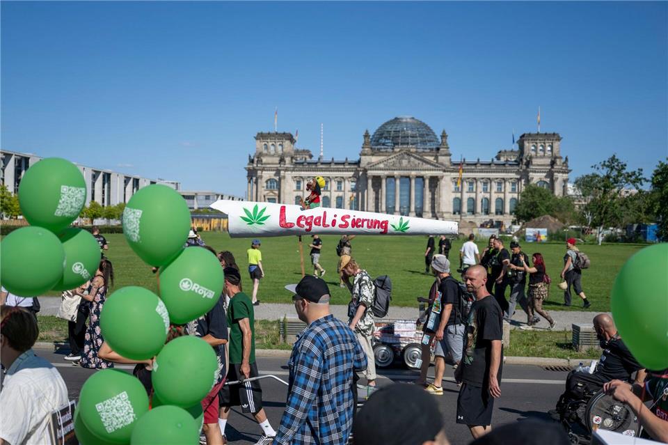 Nach einer Kundgebung zogen die Teilnehmerinnen und Teilnehmer über die Straße Unter den Linden zum Regierungsviertel.Christophe Gateau/dpa