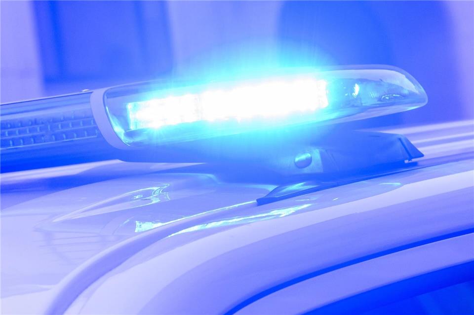 Nach einer Messerattacke auf Polizeibeamte in Ortenburg wurde der Einsatzort abgesperrt. (Symbolbild)Julian Stratenschulte/dpa