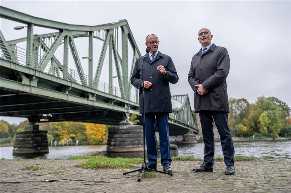 Merz: Vertrauen der Menschen in Politik zurückgewinnen Nach einer Schifffahrt beendet Kanzler Merz seinen Antrittsbesuch in Brandenburg an der Glienicker Brücke.Michael Kappeler/dpa