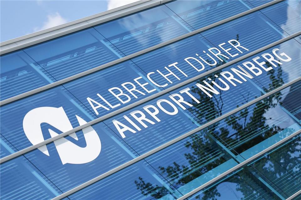 Nach einer Schlägerei in einer Warteschlange am Flughafen mussten elf Passagiere am Boden bleiben (Symbolbild). Daniel Löb/dpa