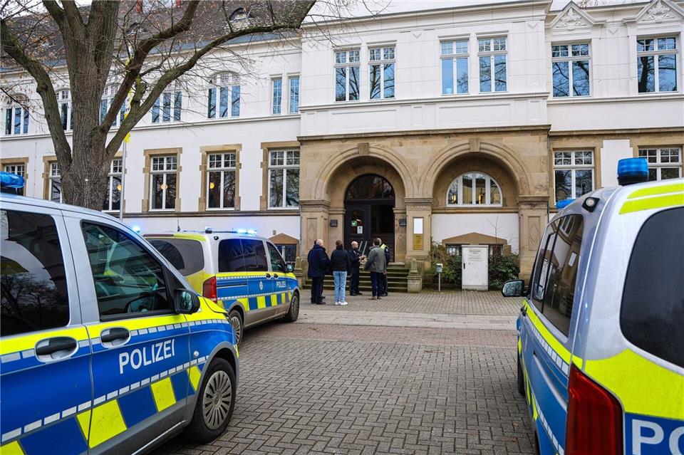 Nach einer Schlägerei vor dem Amtsgericht in Unna stehen Polizeiautos vor dem Gebäude.Alex Talash/dpa