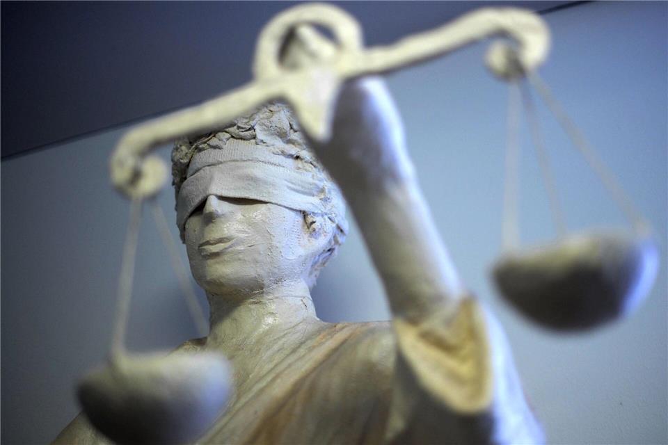 Nach einer Tätowierung in einem provisorischen Studio stirbt ein 22-Jähriger. Jetzt könnte das Gericht ein Urteil gegen den angeklagten Tätowierer fällen. (Symbolbild)Peter Steffen/dpa