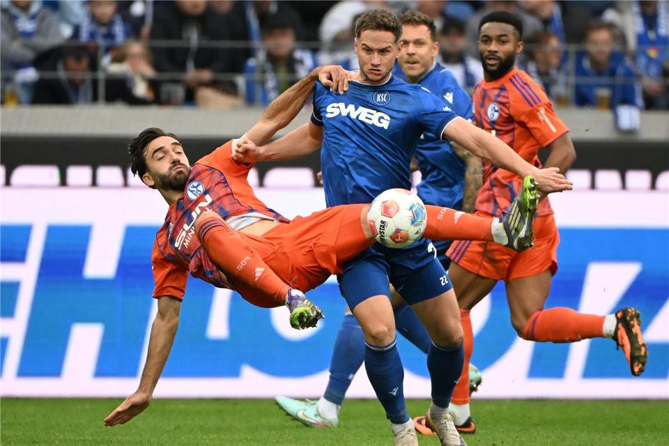 Nach einer Verletzungspause ist KSC-Profi Christoph Kobald (r) wieder fit.Uli Deck/dpa