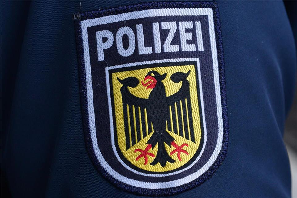 Nach einer Zugentgleisung im Bahnhof von Neumarkt in der Oberpfalz ermitteln die Beamten wegen der Unfallursache. (Symbolfoto)Martin Schutt/dpa