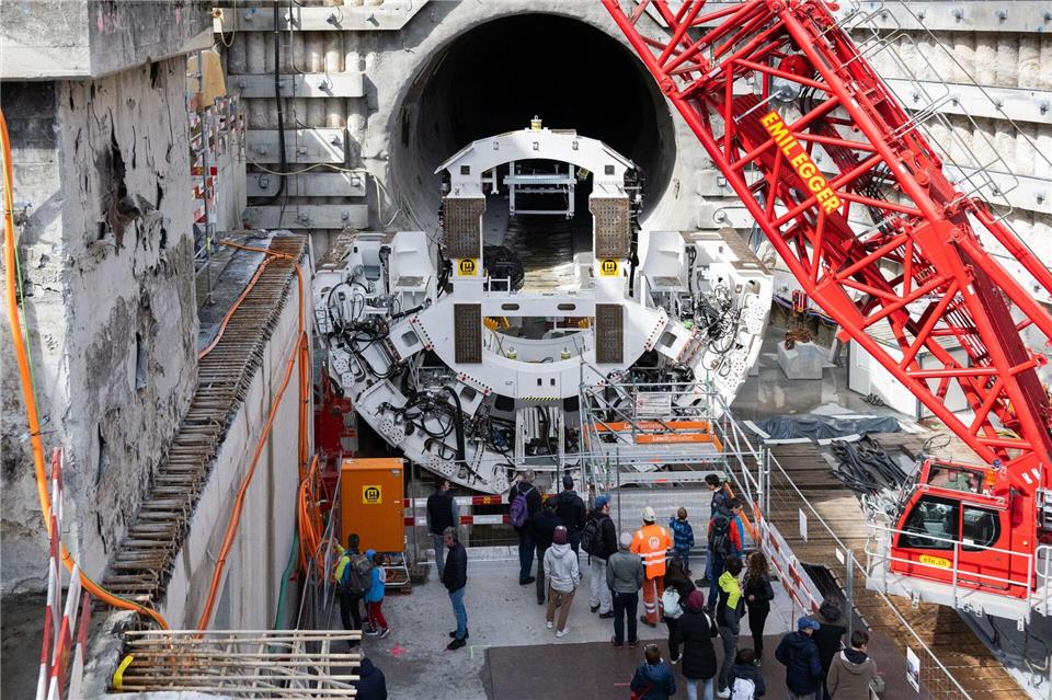 Nach einer Zwangspause hat die Tunnelbohrmaschine „Paulina“ noch 100 Meter Störzone vor sich. (Archivbild)Samuel Golay/KEYSTONE/TI-PRESS/dpa